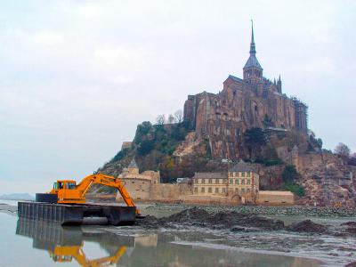 Curage avec une pelle amphibie au Mont Saint Michel
