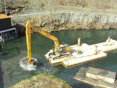 Curage pelle 32T sur ponton flottant